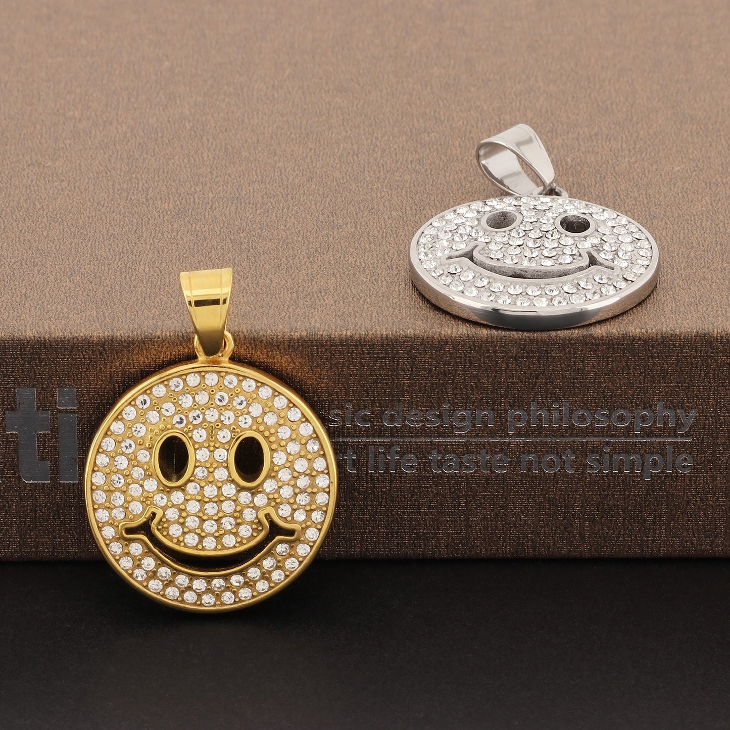 Colgante hip-hop Kemstone con cara sonriente - Collar de acero inoxidable, estilo urbano y chic, ideal para diario y fiestas KP130459
