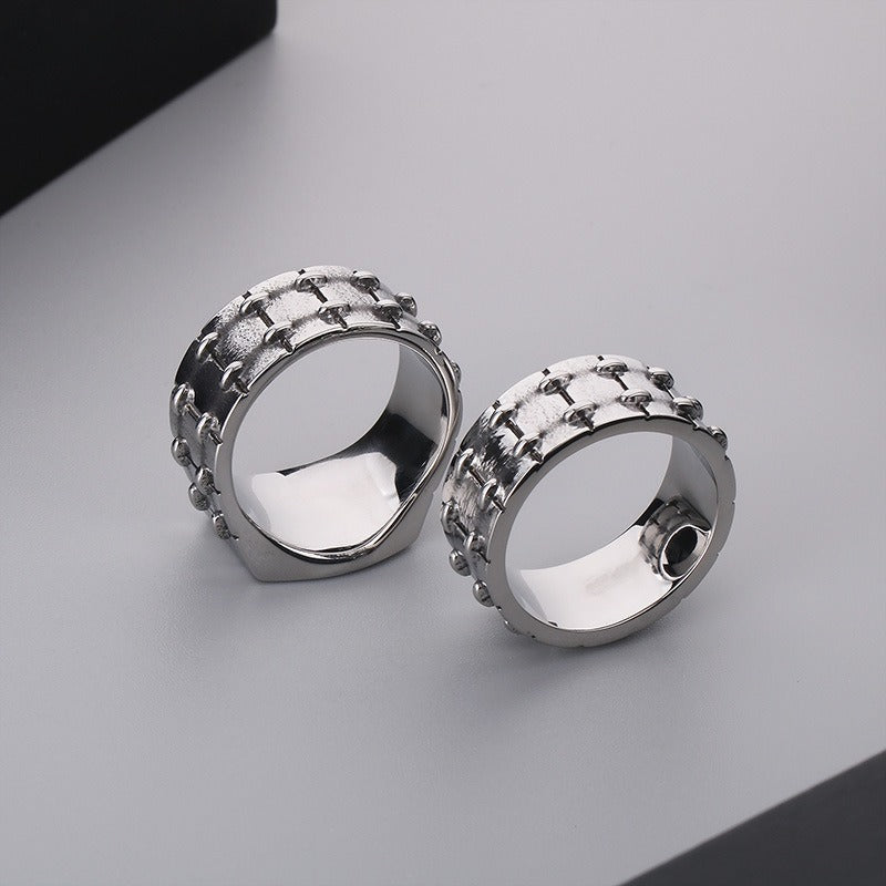 Anillo punk de acero inoxidable Kemstone para hombre - Diseño de motocicleta grabado a láser, pieza llamativa personalizable y resistente a la decoloración KR1087872-K