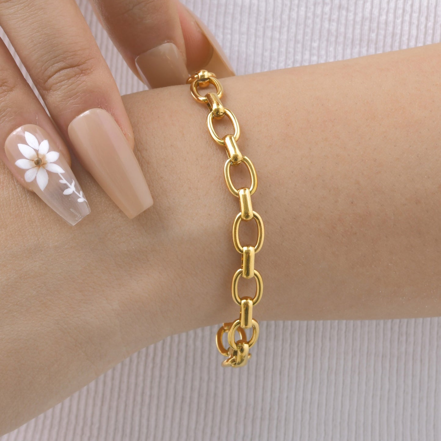 Pulsera Kemstone de acero inoxidable con eslabones, hecha a mano y con un diseño geométrico audaz en un vibrante tono dorado para el día a día de la mujer. BR-2343
