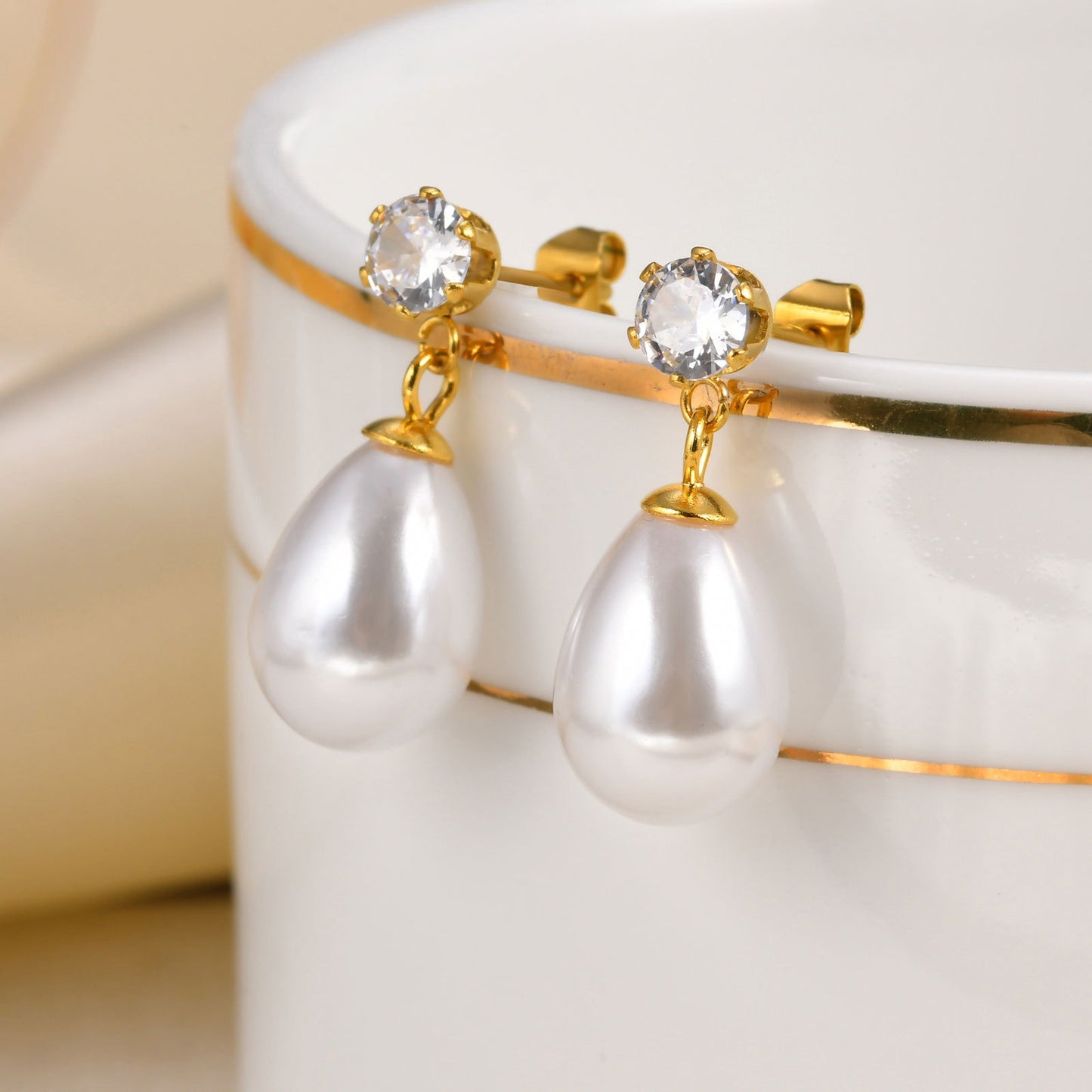 Orecchini Kemstone in acciaio inossidabile con catena floreale in zirconia e gocce di perle finte – Eleganza dorata per lo scintillio quotidiano ED-782