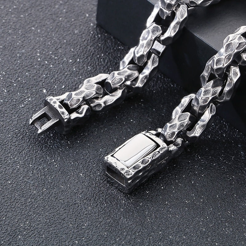 Pulsera de motorista de acero y titanio martillado artesanal Kemstone - Cadena cuadrada resistente para hombre, diseño urbano KB167700-KJX