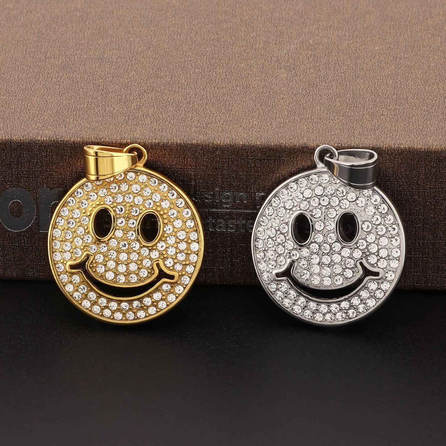Colgante hip-hop Kemstone con cara sonriente - Collar de acero inoxidable, estilo urbano y chic, ideal para diario y fiestas KP130459