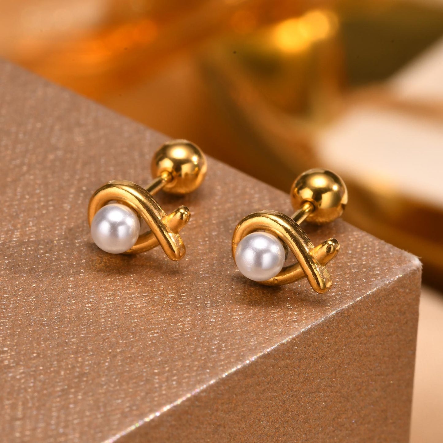 Elegancia sin esfuerzo: Aros dorados en forma de U de acero inoxidable hipoalergénico para mujer – Joyería minimalista atemporal ES-621