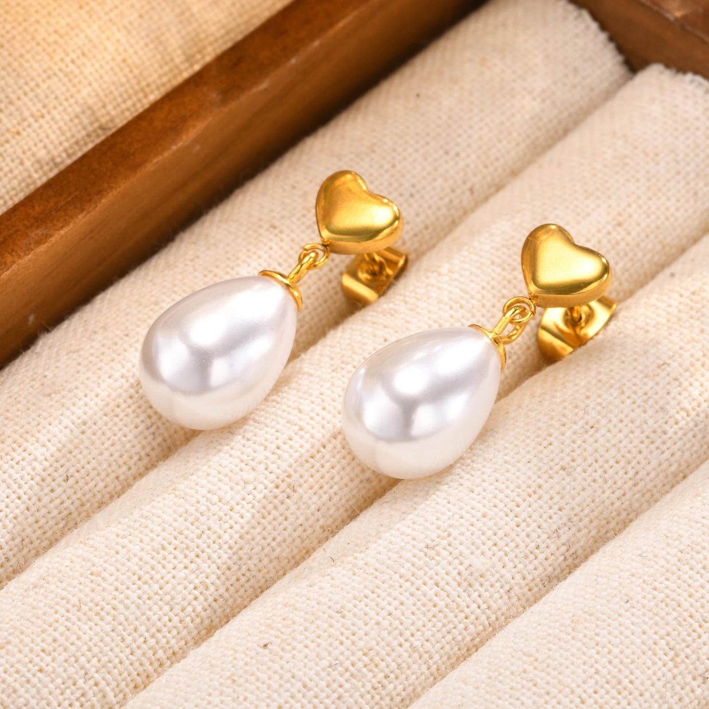 Orecchini Kemstone in acciaio inossidabile con catena floreale in zirconia e gocce di perle finte – Eleganza dorata per lo scintillio quotidiano ED-782