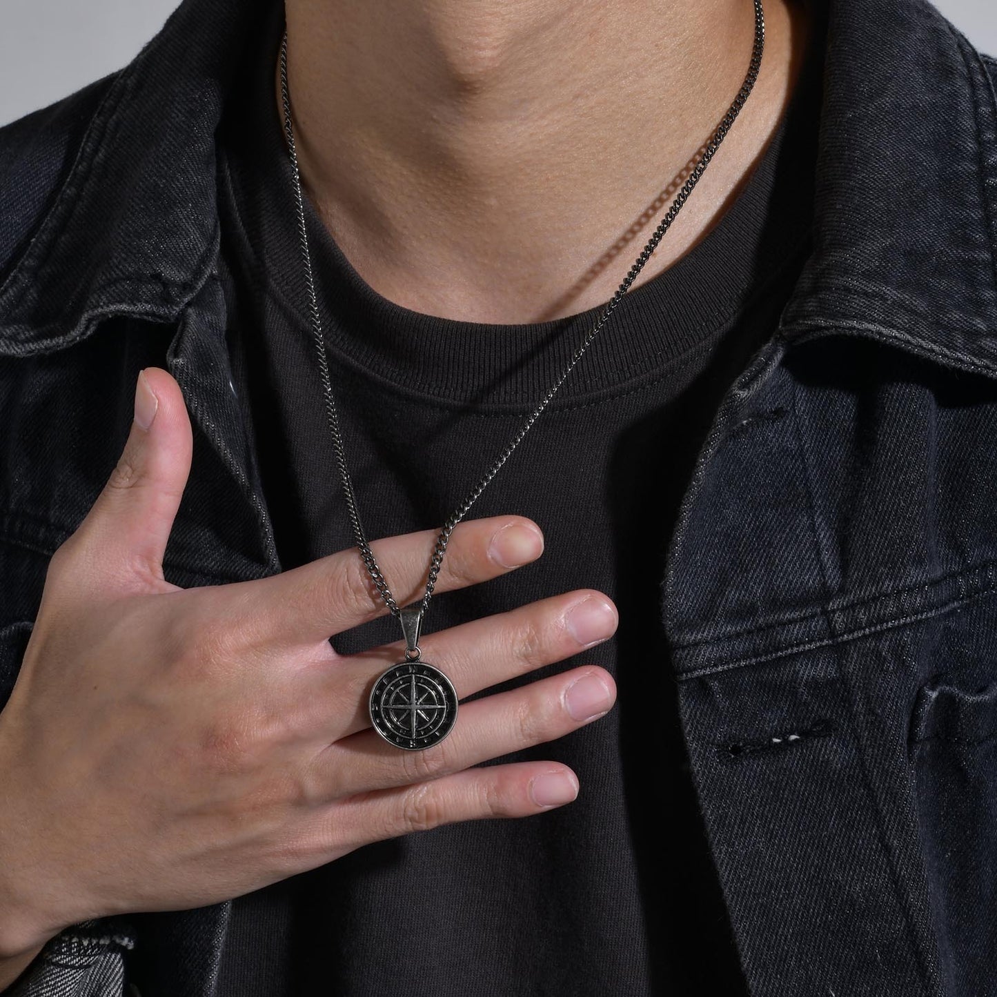 Collar con colgante de brújula y moneda de acero inoxidable Kemstone: un artículo esencial para el explorador urbano, ideal para la aventura diaria y el estilo hip-hop PN-1527