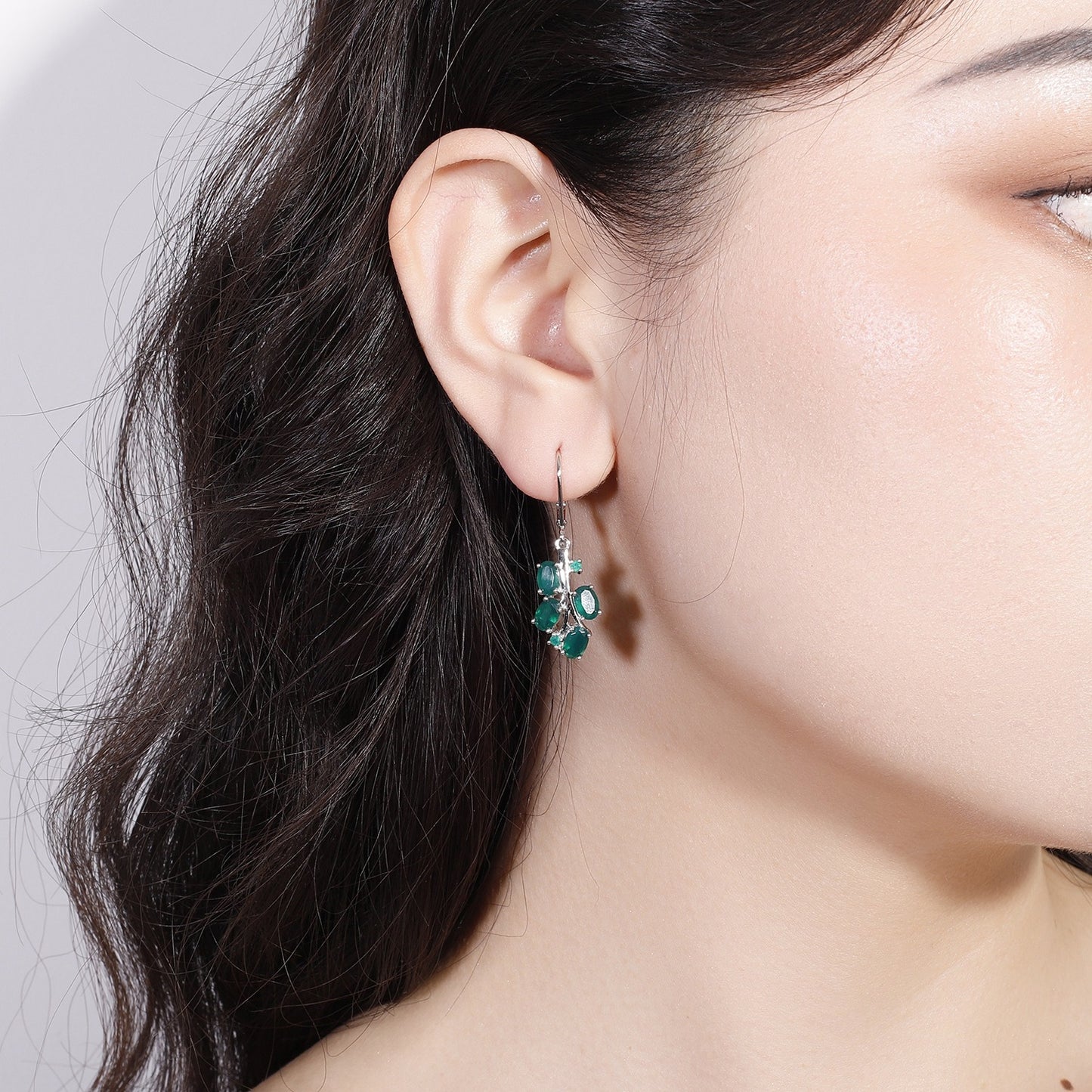 Pendientes de plata de ley con diseño original de Kemstone, hechos a mano, con topacio y peridoto naturales.