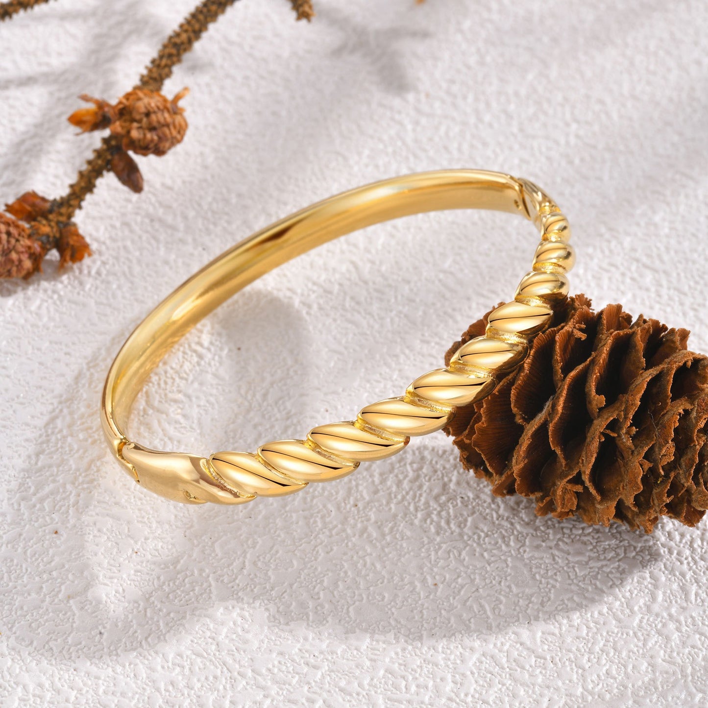 Bracciale Twist in acciaio inossidabile con finitura a specchio - Gioiello geometrico regolabile per donna, design minimalista dorato per l'eleganza quotidiana B-618