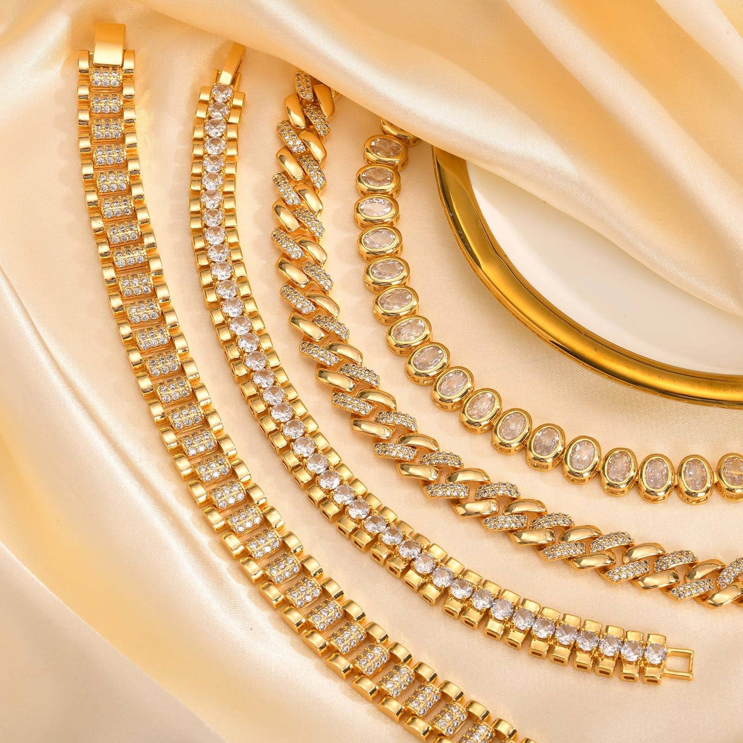 Pulsera gruesa de cobre y circonita en tono dorado para mujer: cadena llamativa con detalles art déco PBR-219