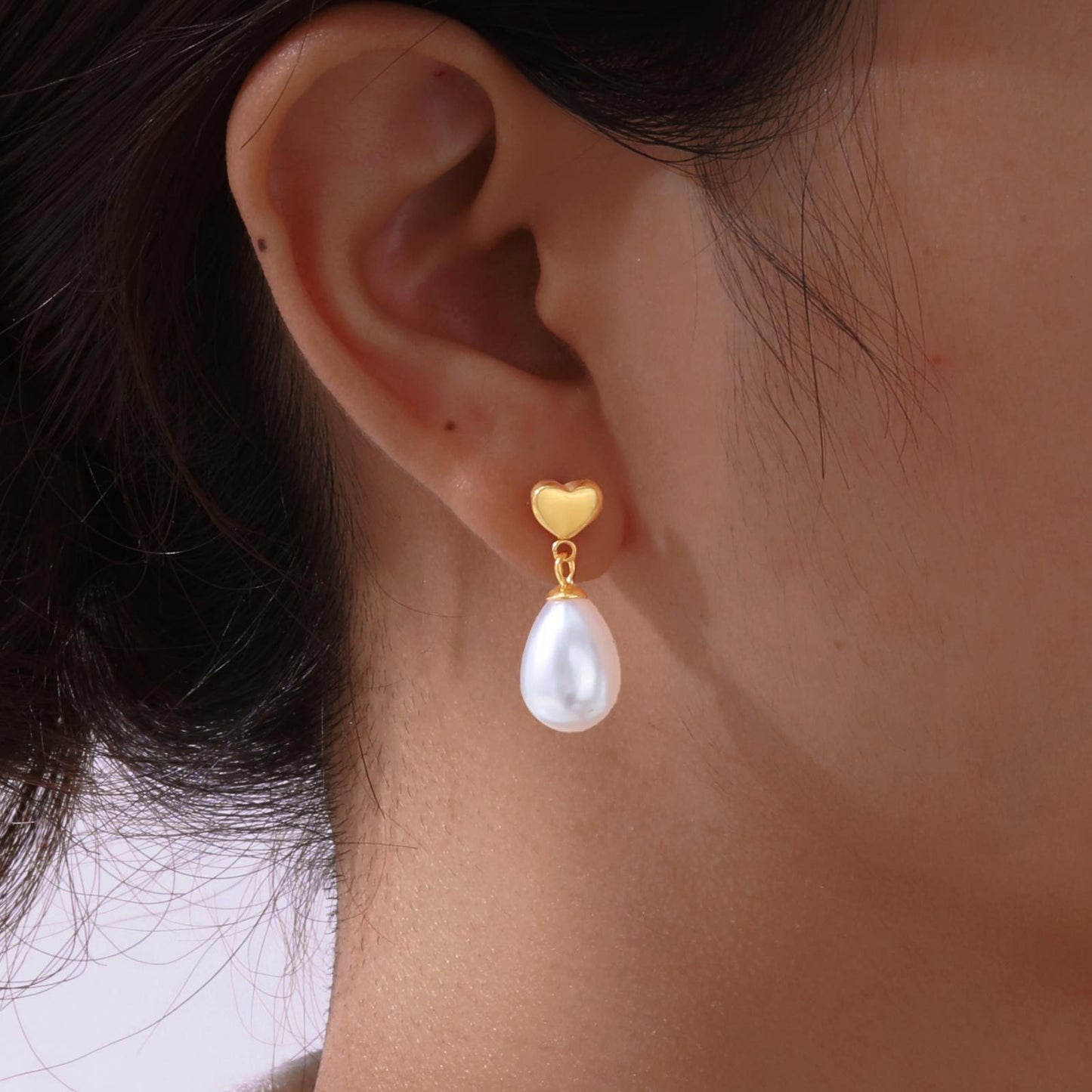 Orecchini Kemstone in acciaio inossidabile con catena floreale in zirconia e gocce di perle finte – Eleganza dorata per lo scintillio quotidiano ED-782