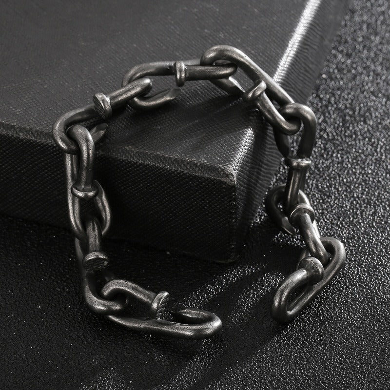 Pulsera de acero y titanio con cierre de gancho rústico Kemstone - Diseño de cadena con clavos desgastados para hombre, estilo minimalista KB146421