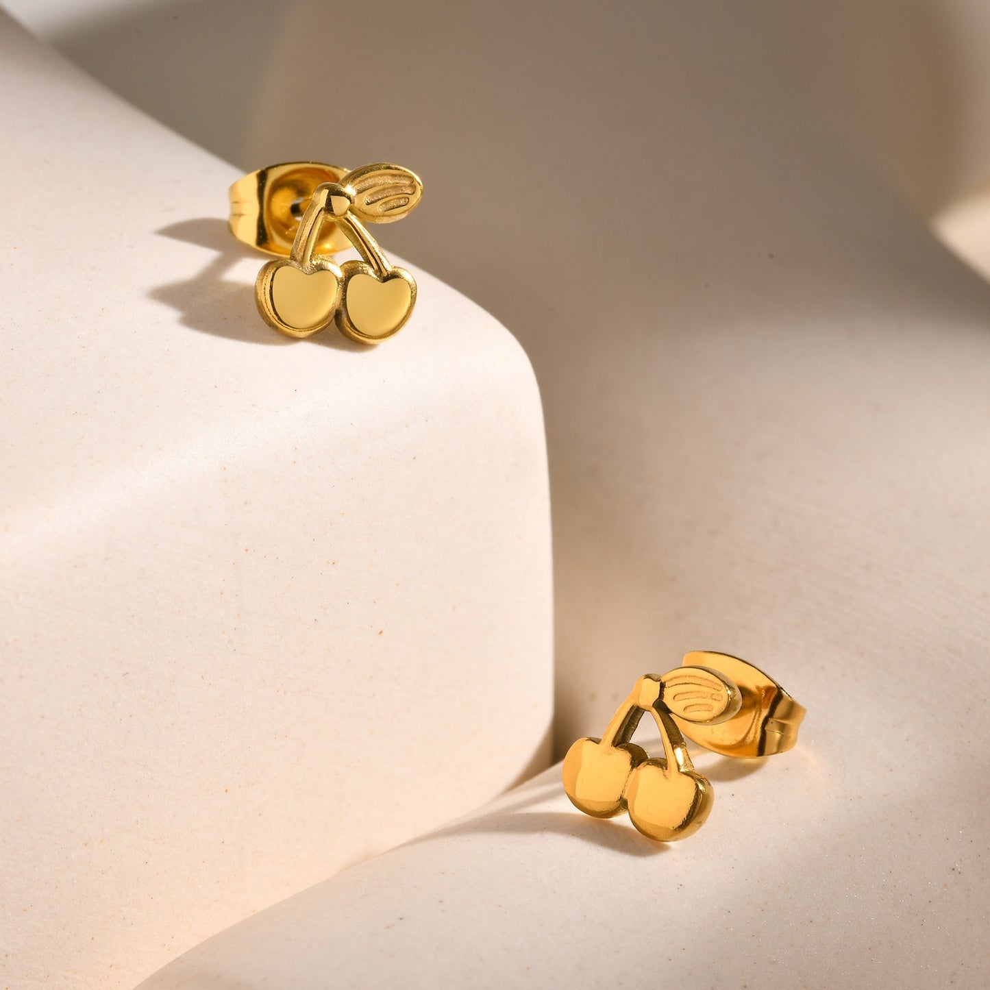 Pendientes de acero inoxidable color cereza dorado: joyas minimalistas y elegantes para lucir radiante a diario ES-612