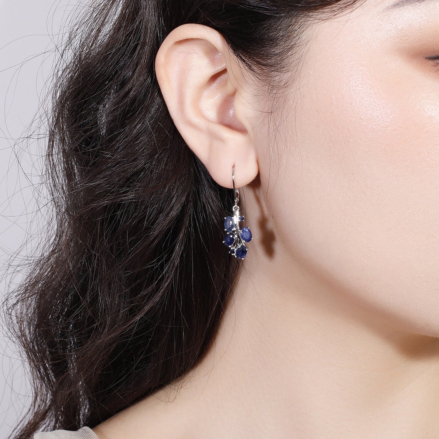 Pendientes de plata de ley con diseño original de Kemstone, hechos a mano, con topacio y peridoto naturales.