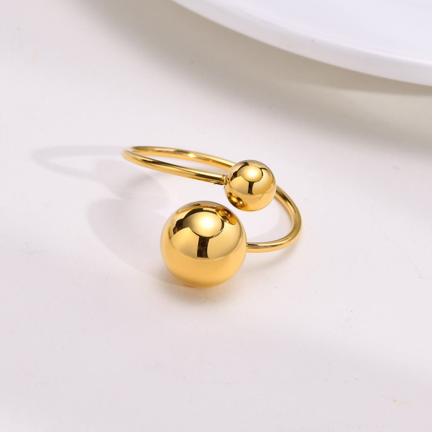 Elegante anillo ajustable de acero inoxidable con acabado dorado para mujer RC-536