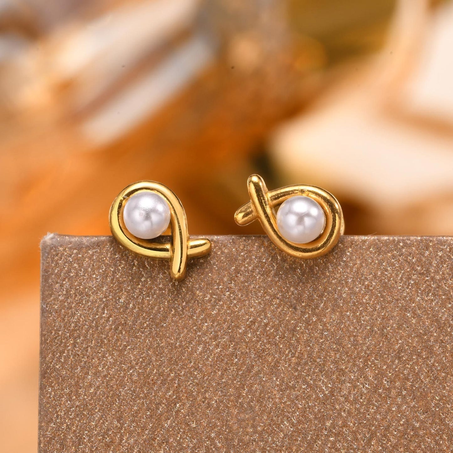 Elegancia sin esfuerzo: Aros dorados en forma de U de acero inoxidable hipoalergénico para mujer – Joyería minimalista atemporal ES-621
