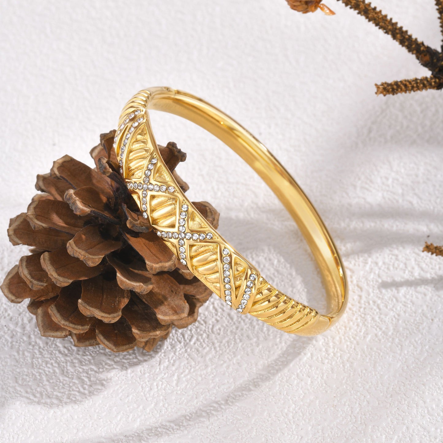 Bracciale Twist in acciaio inossidabile con finitura a specchio - Gioiello geometrico regolabile per donna, design minimalista dorato per l'eleganza quotidiana B-618