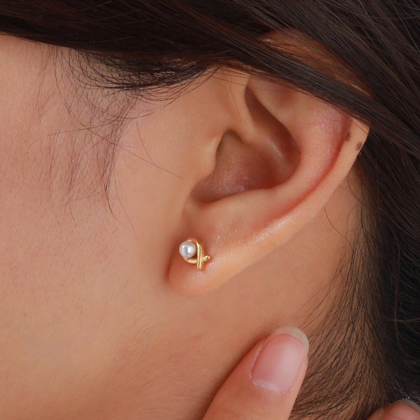 Elegancia sin esfuerzo: Aros dorados en forma de U de acero inoxidable hipoalergénico para mujer – Joyería minimalista atemporal ES-621