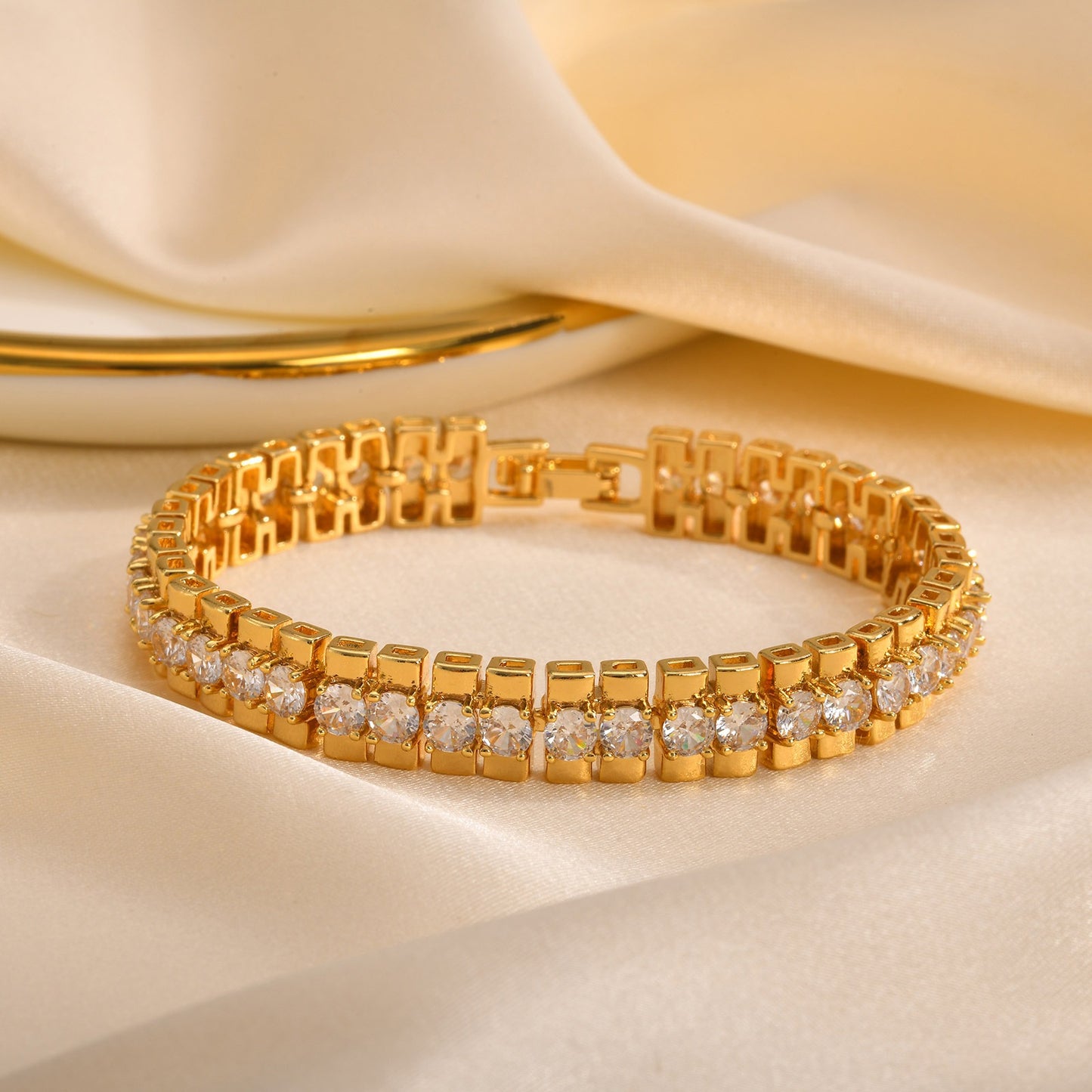 Pulsera gruesa de cobre y circonita en tono dorado para mujer: cadena llamativa con detalles art déco PBR-219