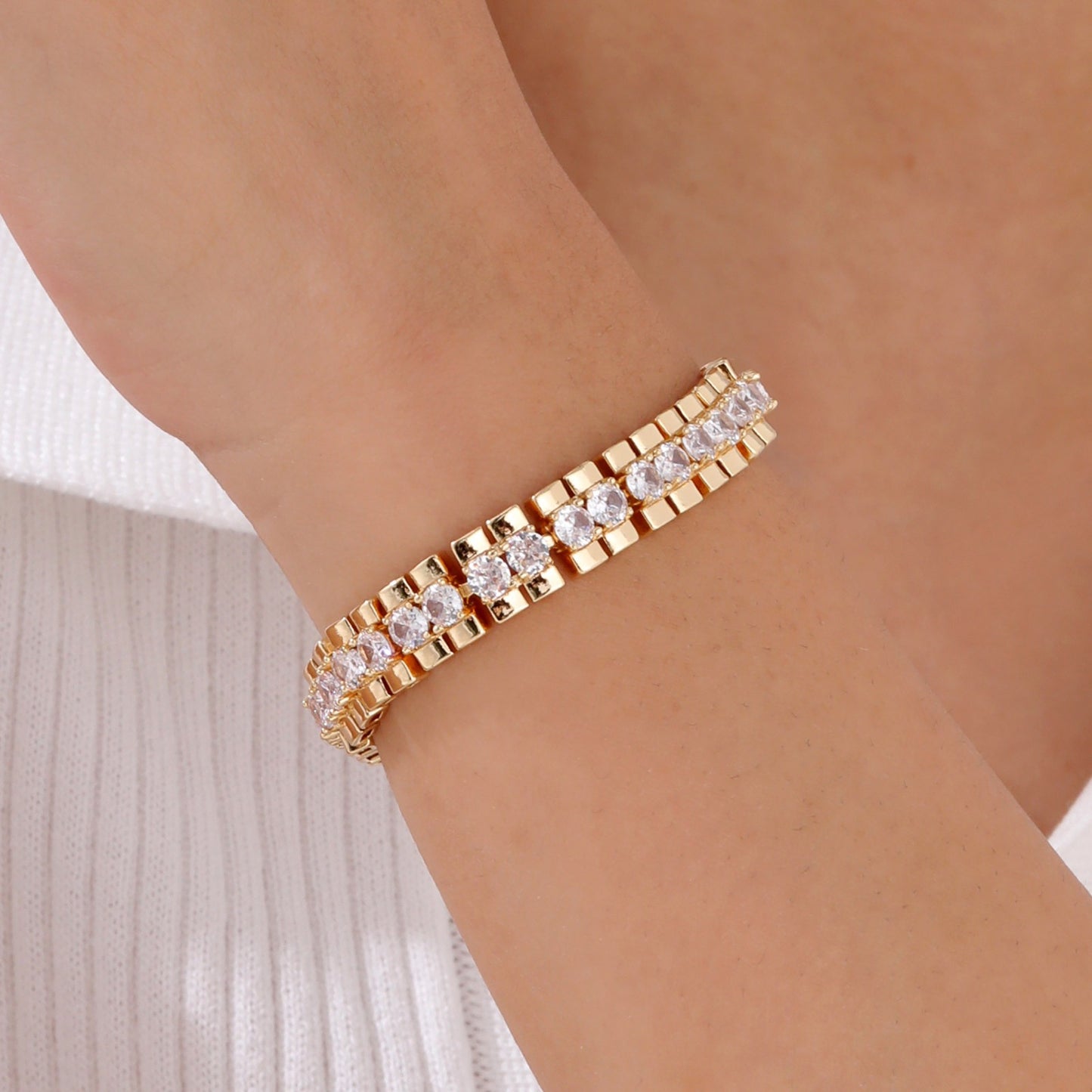 Pulsera gruesa de cobre y circonita en tono dorado para mujer: cadena llamativa con detalles art déco PBR-219