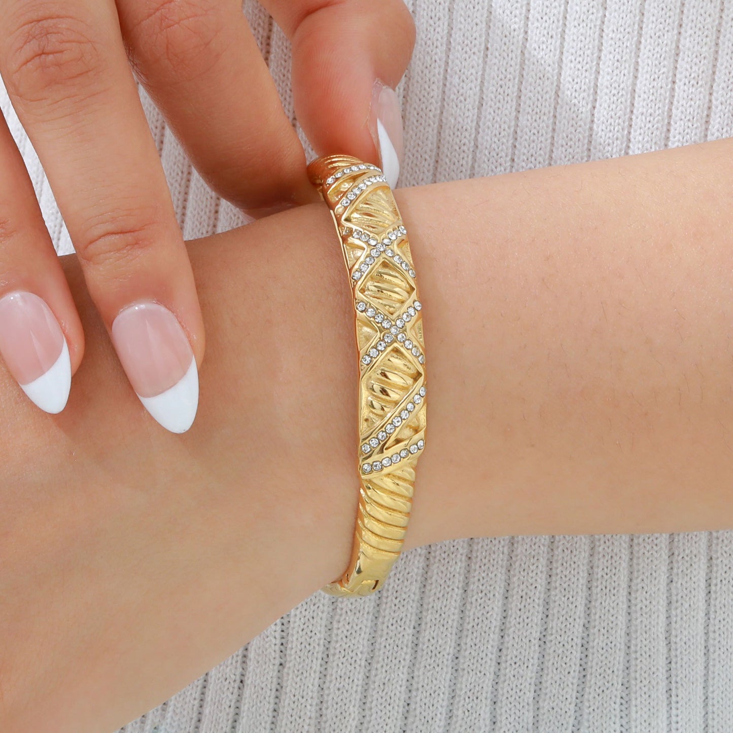 Bracciale Twist in acciaio inossidabile con finitura a specchio - Gioiello geometrico regolabile per donna, design minimalista dorato per l'eleganza quotidiana B-618
