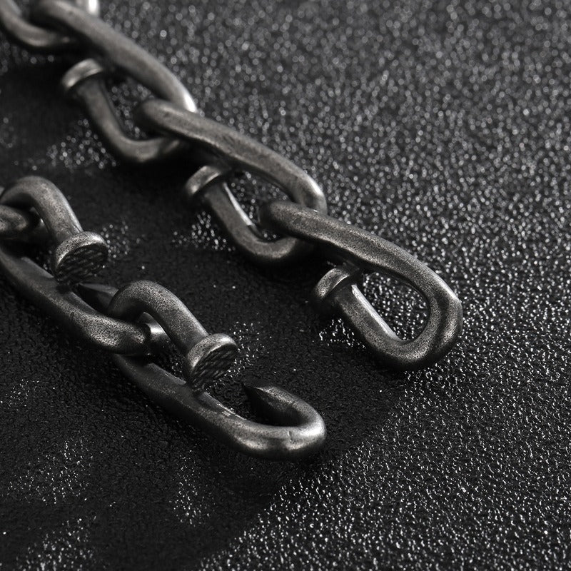 Pulsera de acero y titanio con cierre de gancho rústico Kemstone - Diseño de cadena con clavos desgastados para hombre, estilo minimalista KB146421