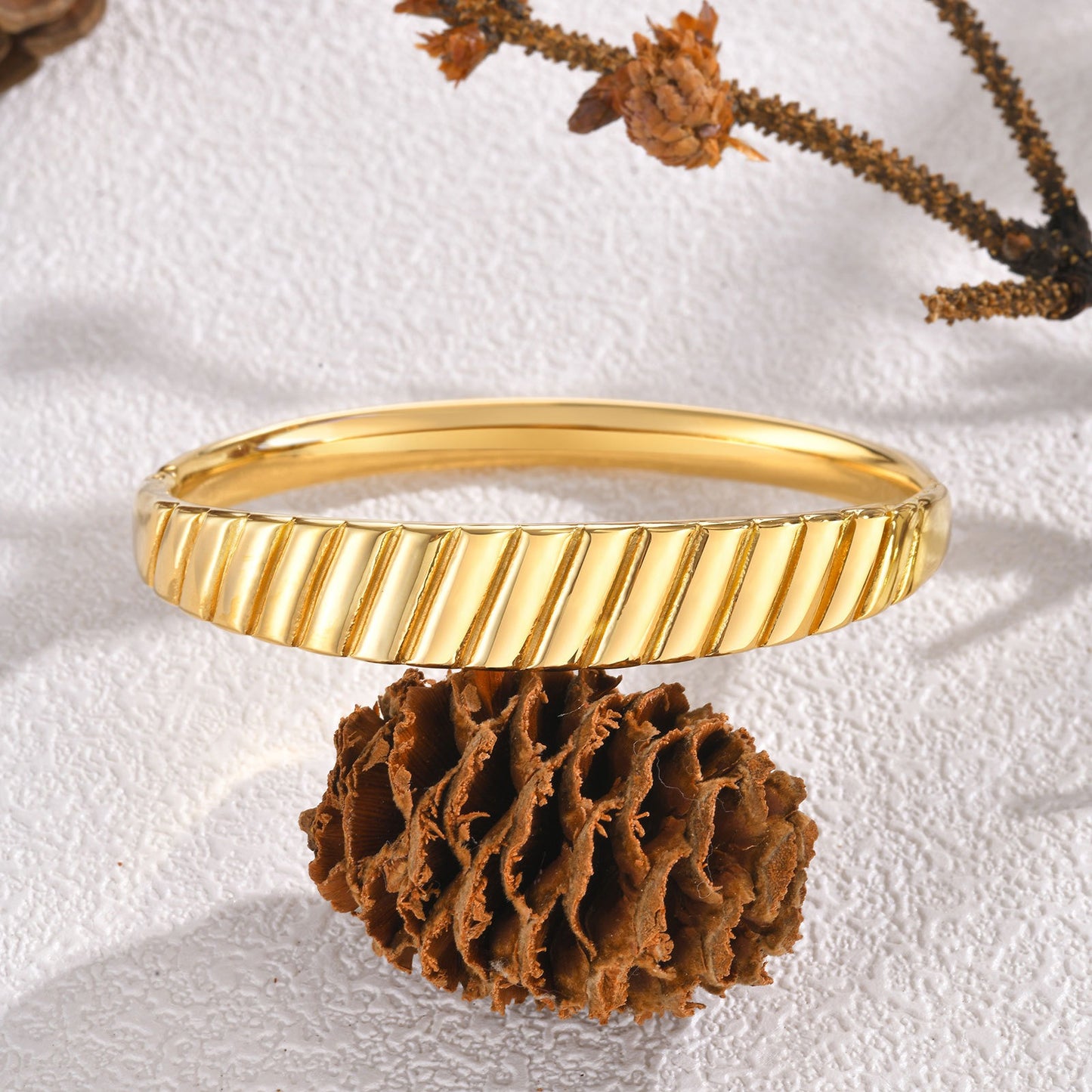 Bracciale Twist in acciaio inossidabile con finitura a specchio - Gioiello geometrico regolabile per donna, design minimalista dorato per l'eleganza quotidiana B-618