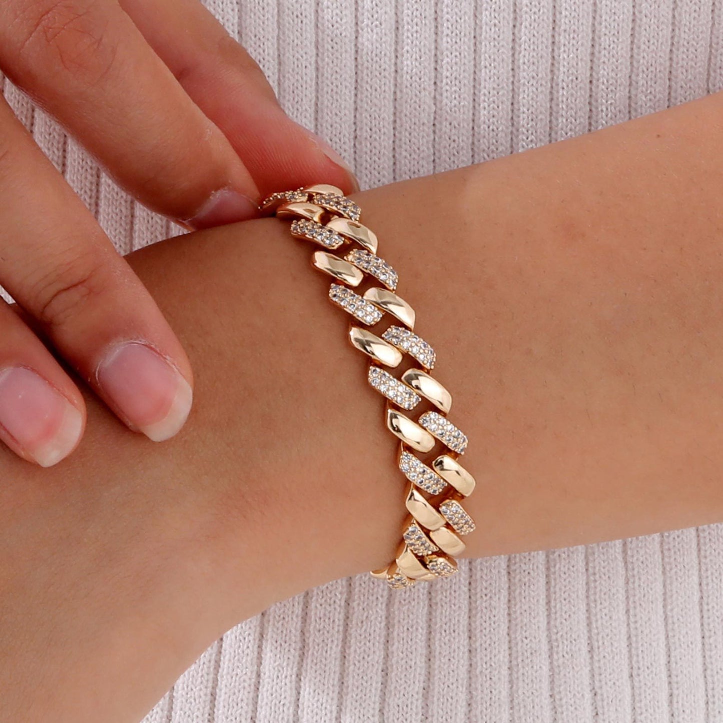 Pulsera gruesa de cobre y circonita en tono dorado para mujer: cadena llamativa con detalles art déco PBR-219