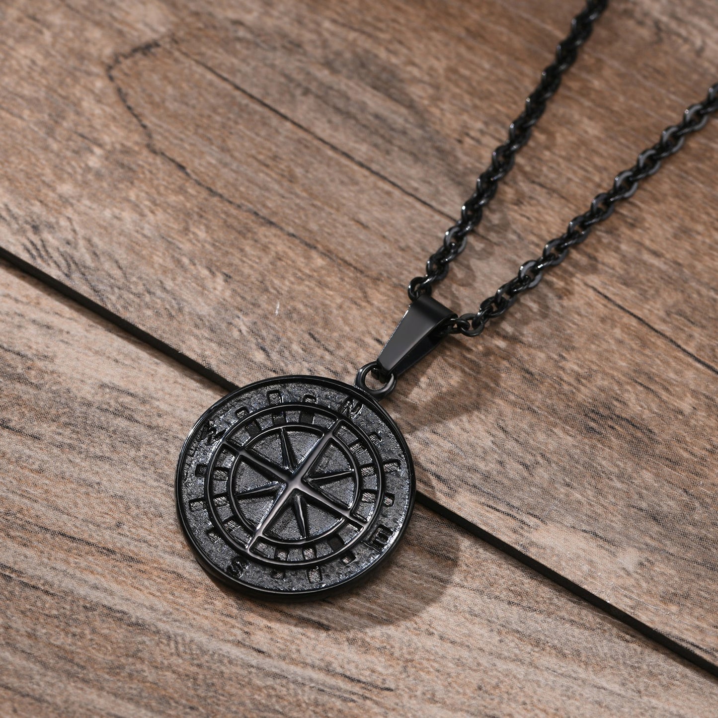 Collar con colgante de brújula y moneda de acero inoxidable Kemstone: un artículo esencial para el explorador urbano, ideal para la aventura diaria y el estilo hip-hop PN-1527