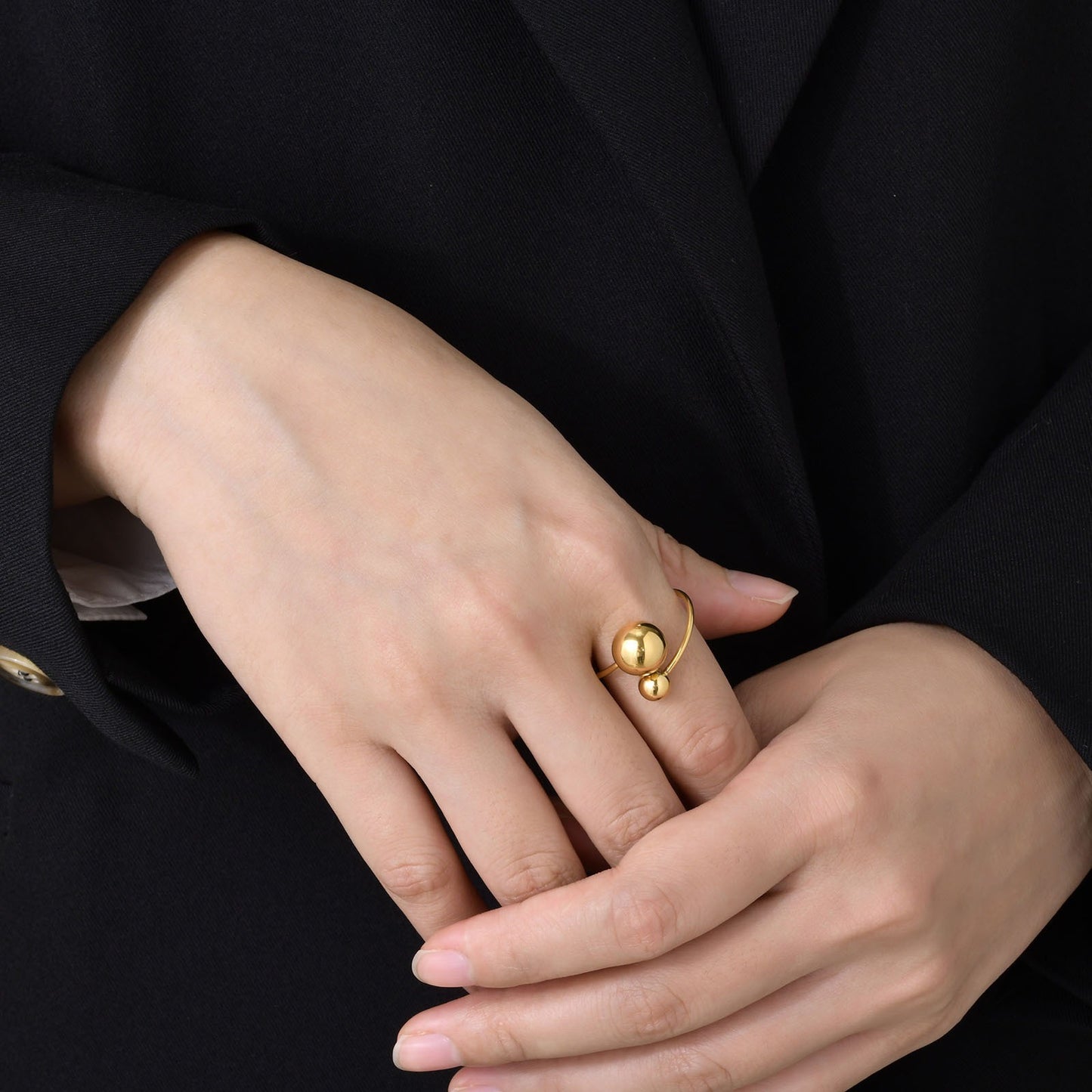 Elegante anillo ajustable de acero inoxidable con acabado dorado para mujer RC-536