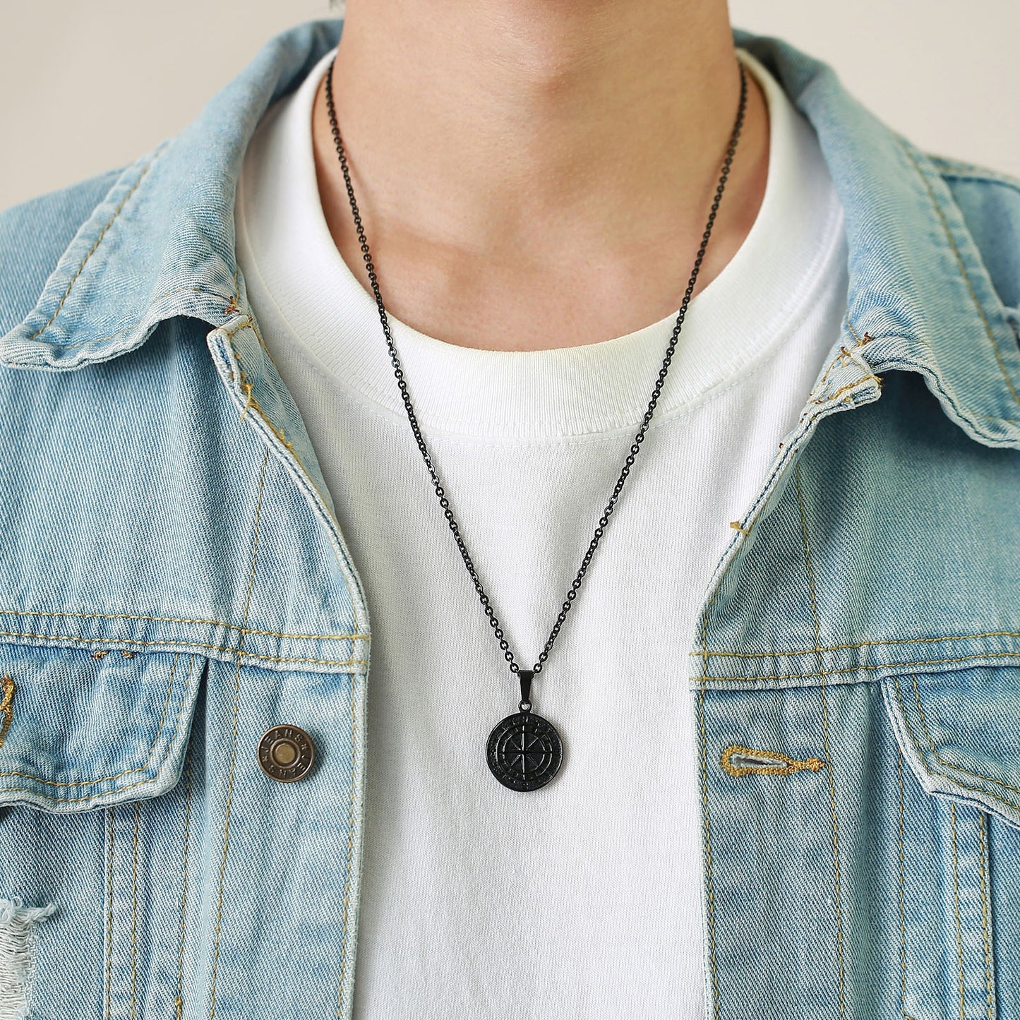 Collar con colgante de brújula y moneda de acero inoxidable Kemstone: un artículo esencial para el explorador urbano, ideal para la aventura diaria y el estilo hip-hop PN-1527