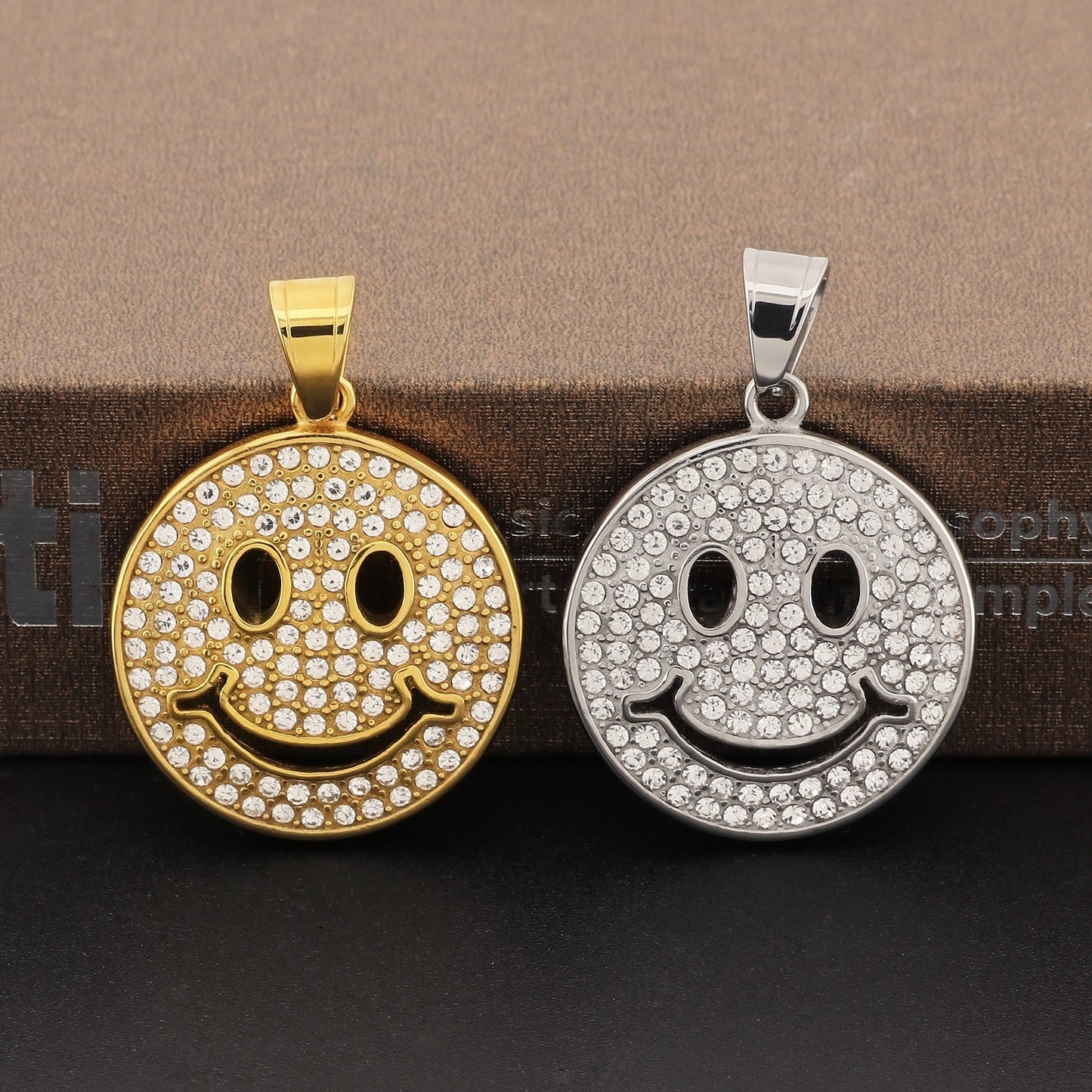 Colgante hip-hop Kemstone con cara sonriente - Collar de acero inoxidable, estilo urbano y chic, ideal para diario y fiestas KP130459