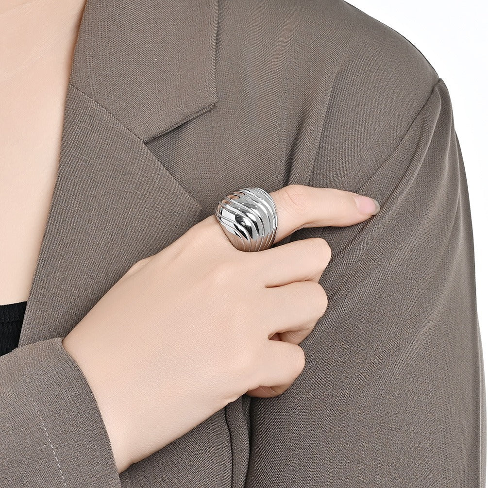 Anillo minimalista francés de acero y titanio de alto brillo: joya geométrica llamativa para mujer, diseño abierto ajustable con un toque urbano K-R967