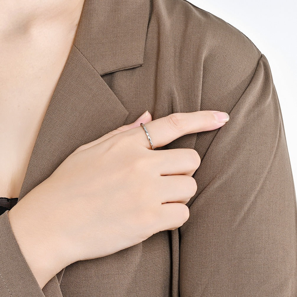 Anillo geométrico de acero y titanio con lágrima entrelazada de inspiración francesa para mujer | Joyería minimalista para uso diario con elegancia narrativa K-R945