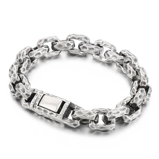 Pulsera de motorista de acero y titanio martillado artesanal Kemstone - Cadena cuadrada resistente para hombre, diseño urbano KB167700-KJX