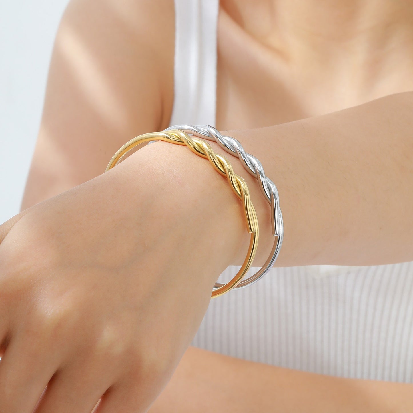 Brazalete abierto vintage de cable trenzado dorado – Joyería de acero inoxidable hipoalergénica para mujer (grabado personalizado disponible) B-606