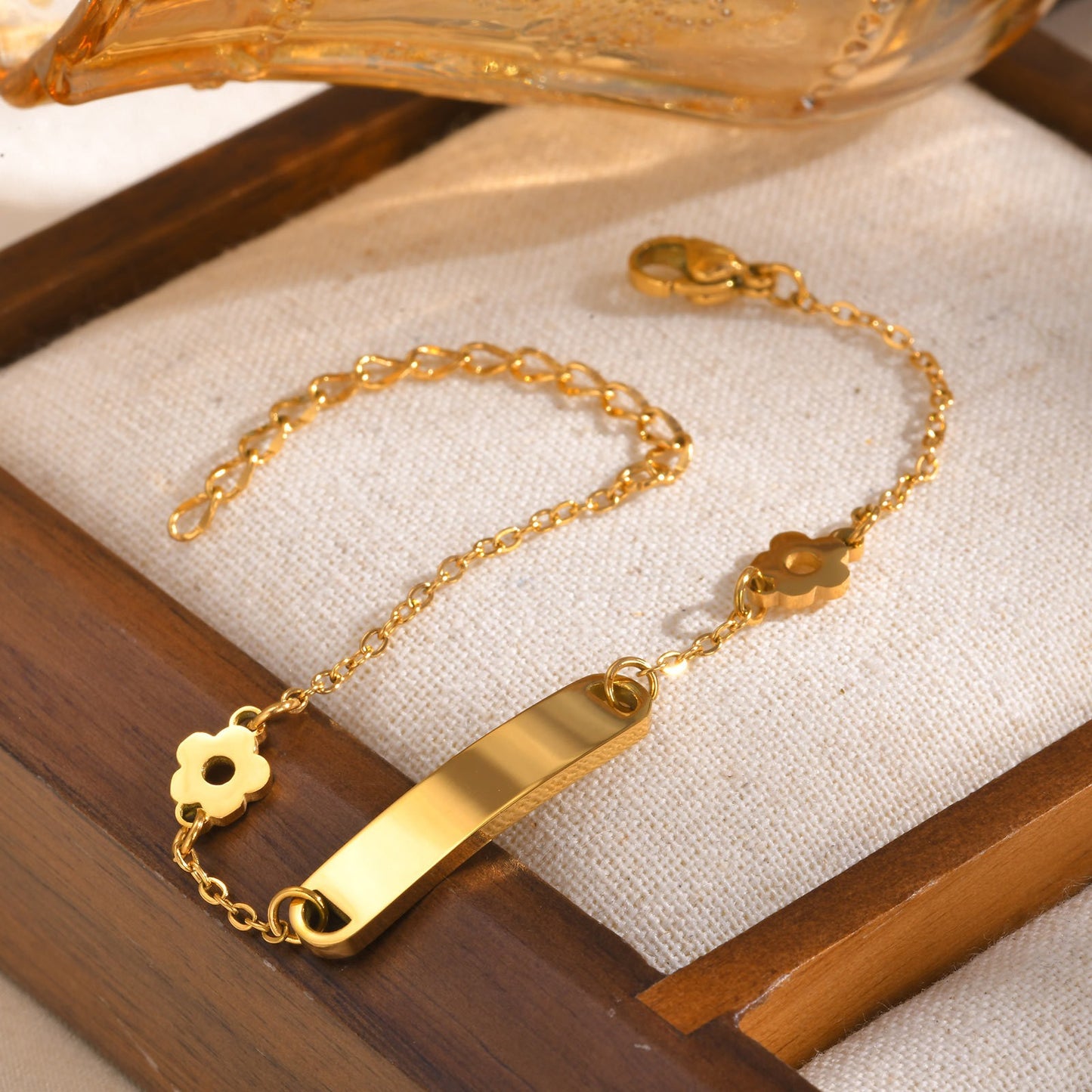 Pulsera de cadena cruzada plana de acero inoxidable Kemstone con colgante floral curvo - Joyería minimalista para mujer, elegancia para el día a día y diseño ideal para regalar BR-2159