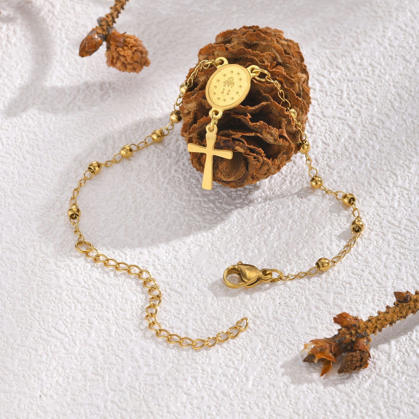 Elegante pulsera de cadena de cuentas de rosario de acero inoxidable con dije de cruz de la Virgen - Joyería espiritual hipoalergénica en tono dorado para mujer BR-2234