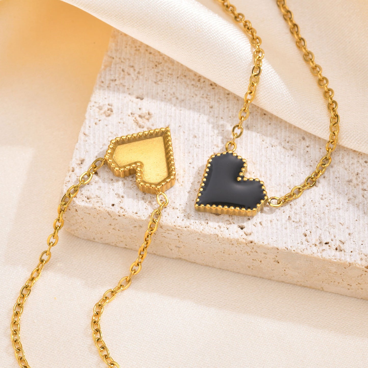 Elegante collar dorado de acero inoxidable con esmalte negro y forma de corazón para mujer NC-1327