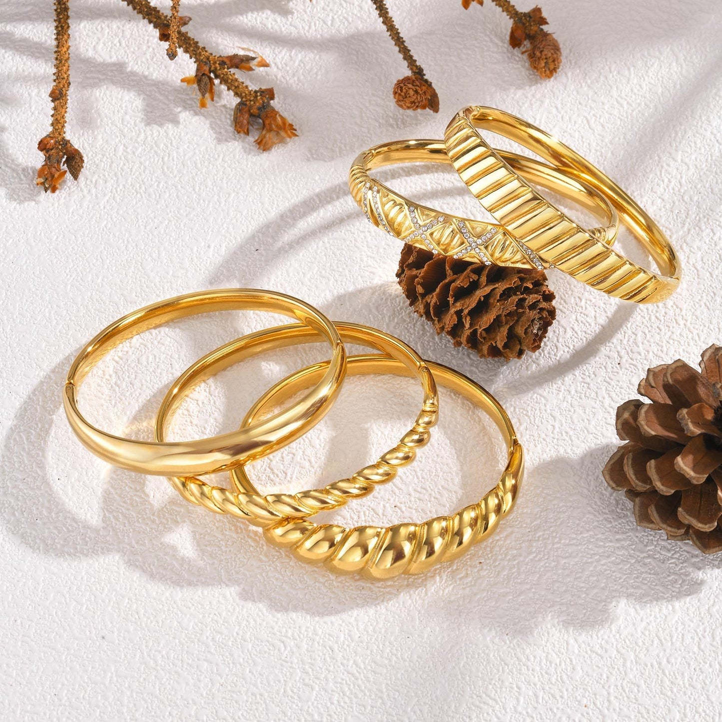 Bracciale Twist in acciaio inossidabile con finitura a specchio - Gioiello geometrico regolabile per donna, design minimalista dorato per l'eleganza quotidiana B-618