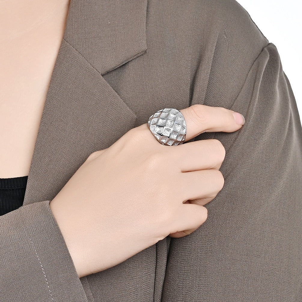 Anillo de acero y titanio con diseño hexagonal Hive - Joyería dorada para mujer, accesorios bohemios chic y vanguardistas para el día a día K-R970