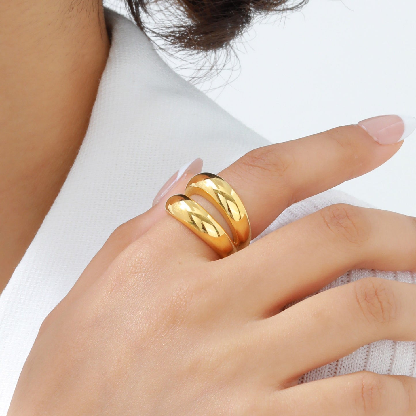 Anello geometrico in acciaio inossidabile con superficie liscia color oro per donna - Gioielli minimalisti per l'eleganza quotidiana RC-718