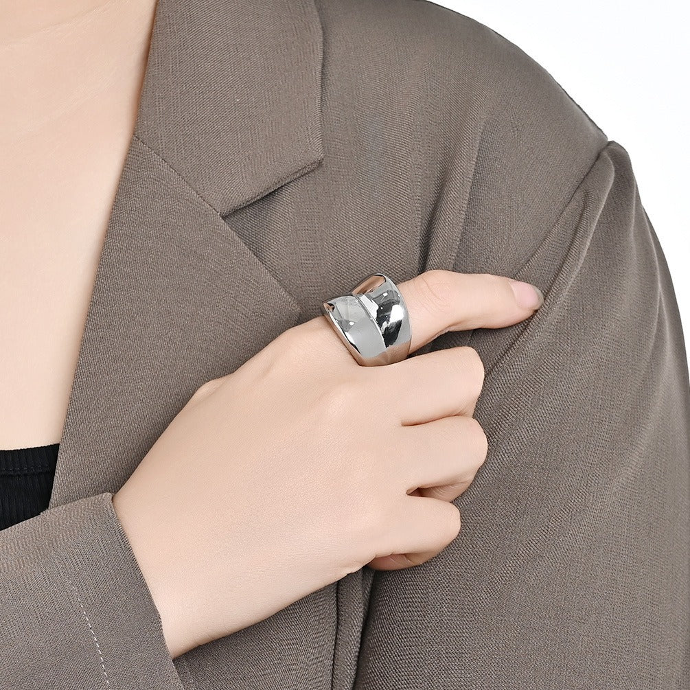 Anillo minimalista de acero de titanio chapado en oro para mujer: diseño geométrico exagerado, joyería de alta gama para el día a día con un elegante diseño K-R969