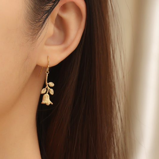 Pendientes Kemstone con diseño retro de rosa dorada - Pendientes minimalistas de acero de titanio con encanto bohemio TE0103