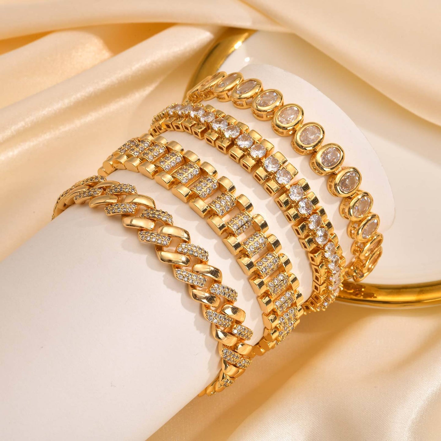 Pulsera gruesa de cobre y circonita en tono dorado para mujer: cadena llamativa con detalles art déco PBR-219