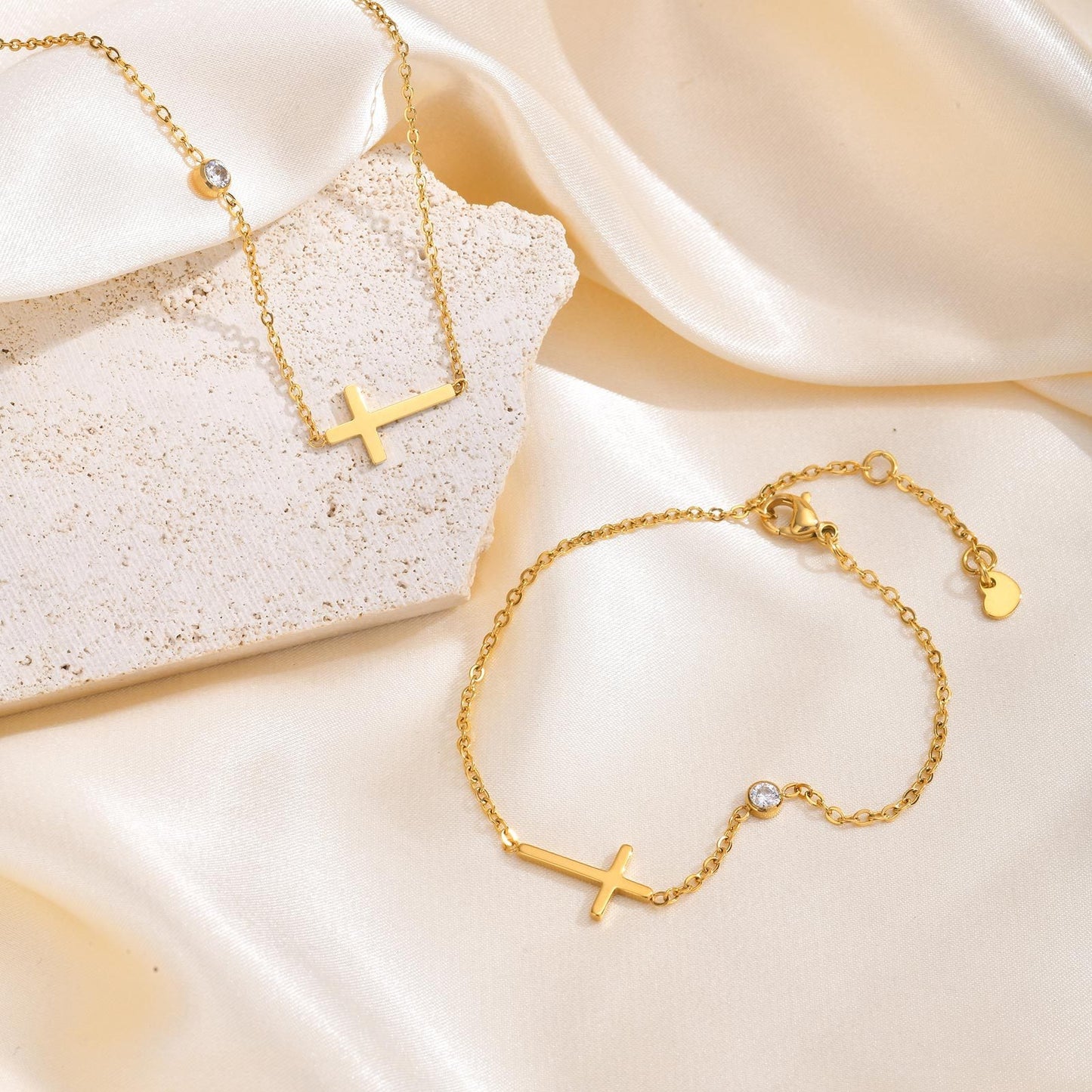 Collar con colgante de cruz de resplandor eterno - Joyería de acero inoxidable con circonitas blancas en tono dorado para mujer, hipoalergénico, elegante y cotidiano NC-782