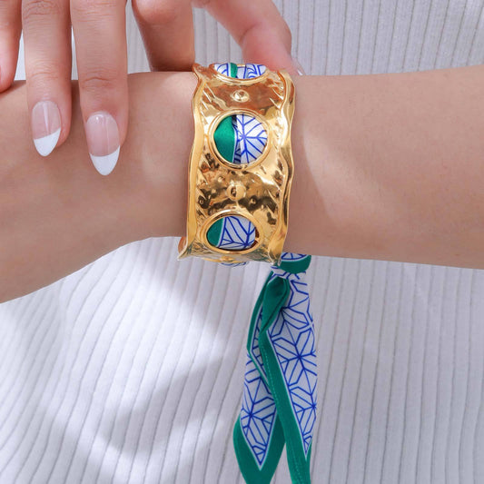 Elegante pulsera de acero inoxidable dorado con elegante nudo de seda: un accesorio imprescindible para mujer B-630
