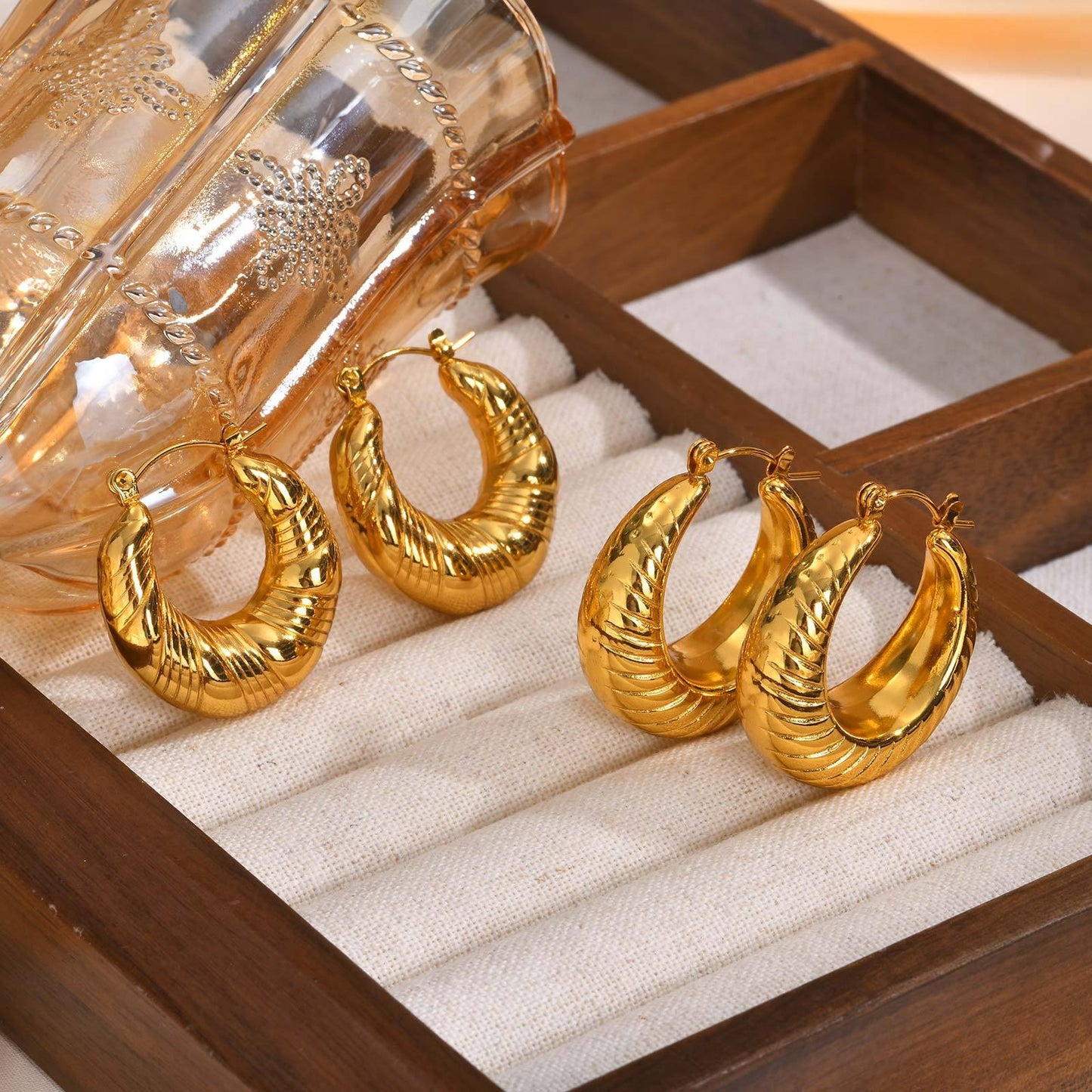Pendientes de aro dorados texturizados en forma de C - Joyería de acero inoxidable con relieve para mujer (Regalo hipoalergénico de lujo con grabado personalizado) EH-724