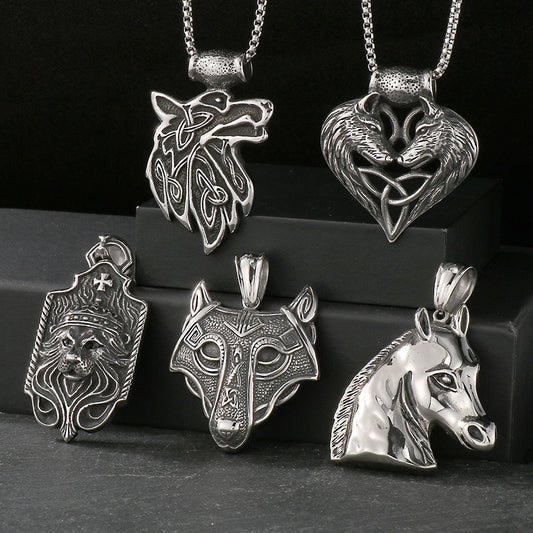 Collana Kemstone con fibbia a forma di testa di lupo vichingo retrò in acciaio al titanio con motivo "Il Re Leone e Cavallo Selvaggio" - Pezzo audace per uomo Kemstone KP54394