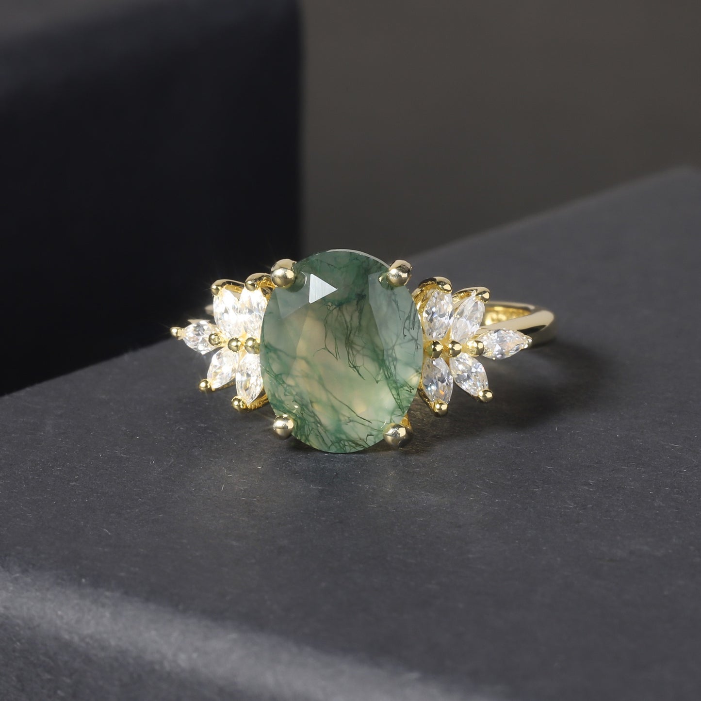 Anello di fidanzamento in agata muschiata in argento sterling placcato oro 18k, realizzato a mano da Kemstone, dal design originale.