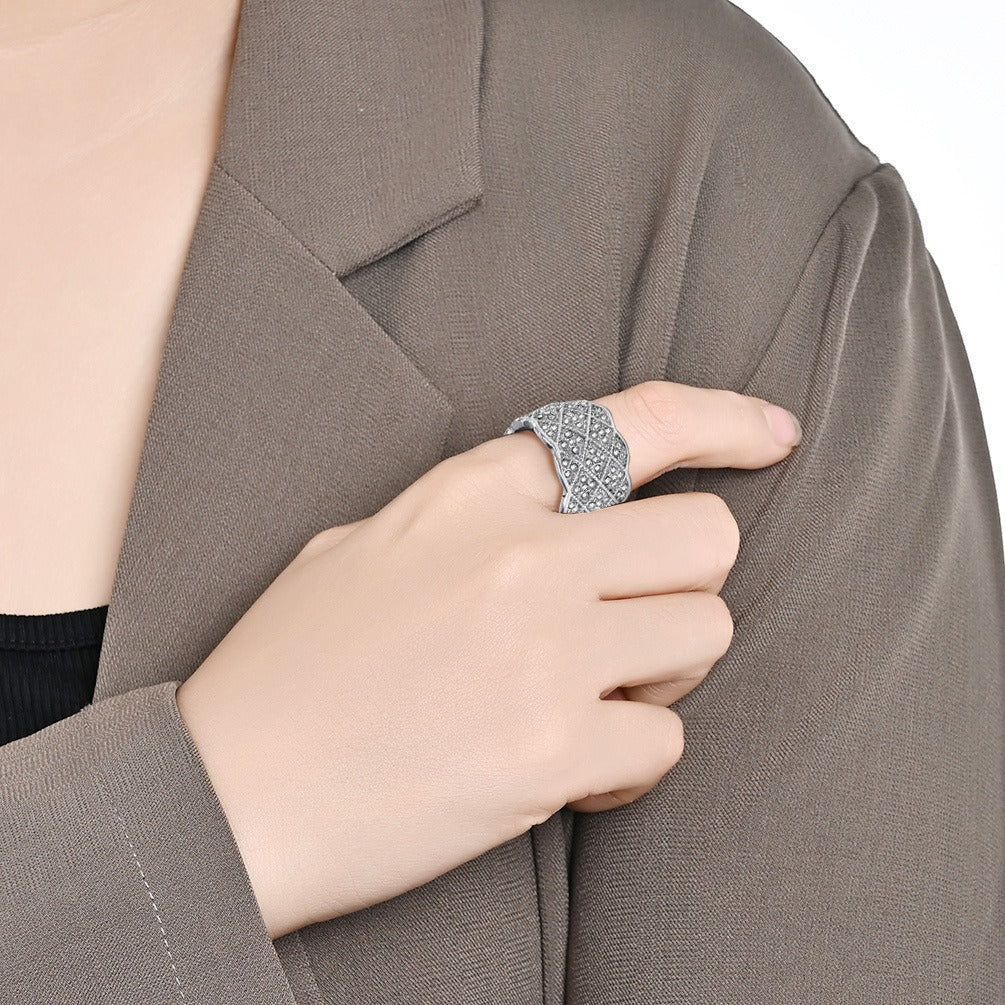 Anillo unisex de malla geométrica con cristales pavé completos, de lujo y espectacular. Joyería de acero inoxidable chapada en oro para un estilo audaz. K-R972