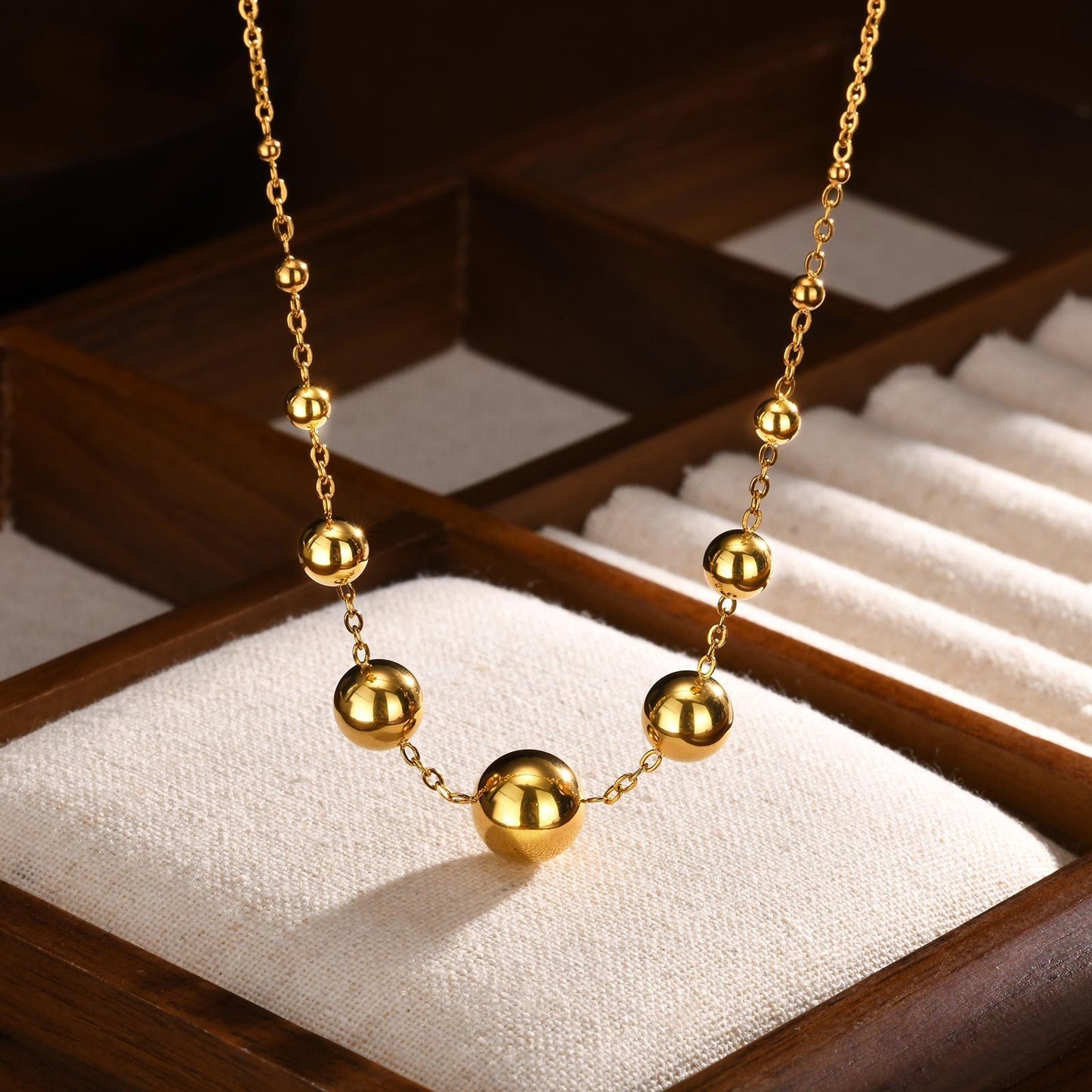 Elegante collar de acero inoxidable con esfera dorada para mujer NC-1945